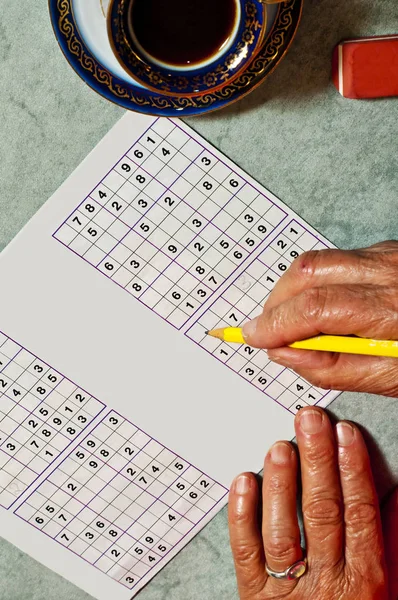 Emeryt Sudoku Zamknąć Ręce — Zdjęcie stockowe