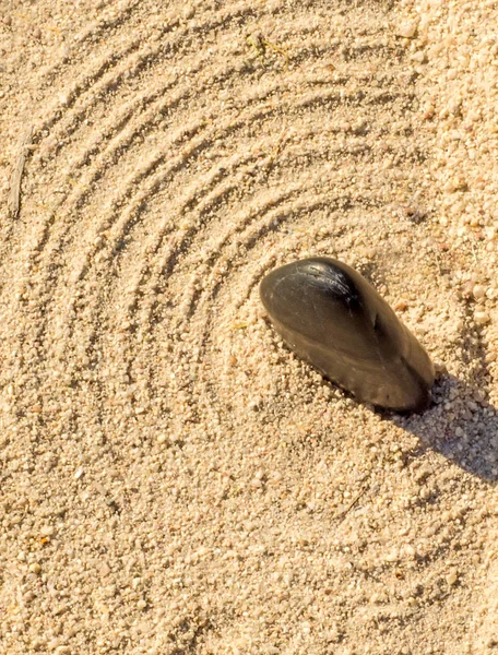 Pierre Zen Dans Sable Ondulé Gros Plan — Photo