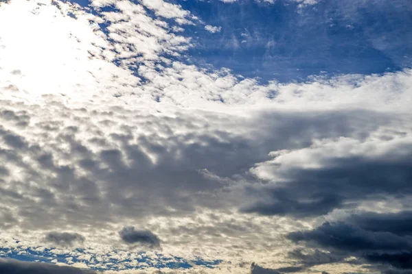 Blauer Himmel Mit Wolkenschichten — Stockfoto