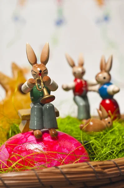 Декоративные Фигурки Пасхальных Кроликов Яйцом Траве Корзине — стоковое фото