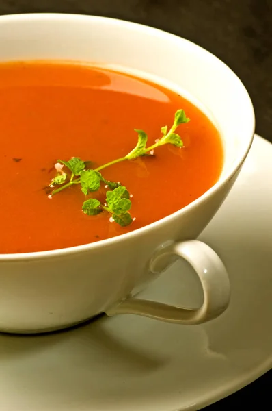 白いボールのトマトスープ — ストック写真