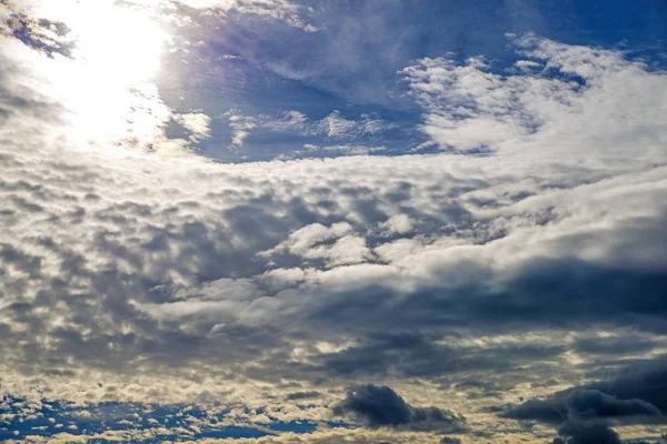 Blauer Himmel Mit Wolkenschichten — Stockfoto