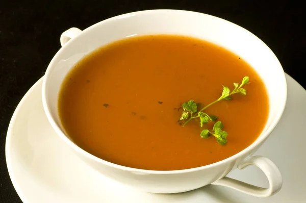 ボウルにトマトのスープをクローズ アップ — ストック写真