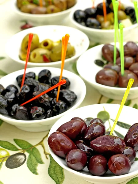 Nahaufnahme Von Würzigen Und Schmackhaften Oliven Schalen — Stockfoto