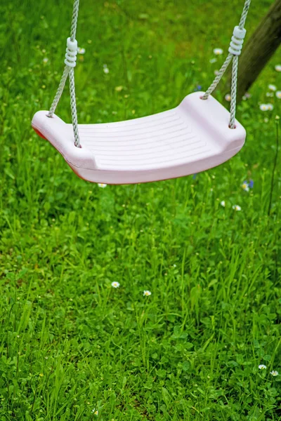 Close Photo Empty White Swing Green Playground Big City — Stock Photo, Image