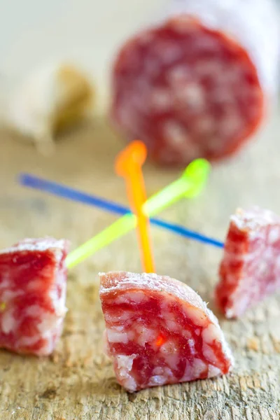 Close Deliciosa Carne Salame Tabuleiro Madeira — Fotografia de Stock