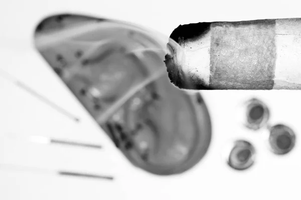 Brennende Moxibustion Zigarre Mit Ohrmodell — Stockfoto
