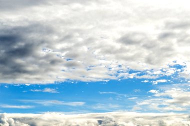Mavi gökyüzü katmanları bulutlar ile