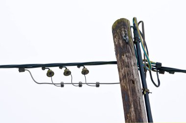 Beyaz arka plan üzerinde eski telefon direği 