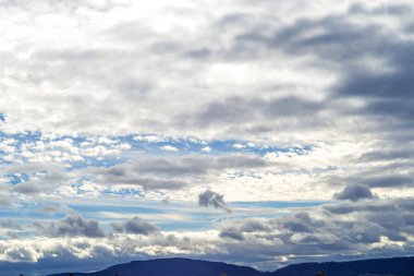 Mavi gökyüzü katmanları bulutlar ile