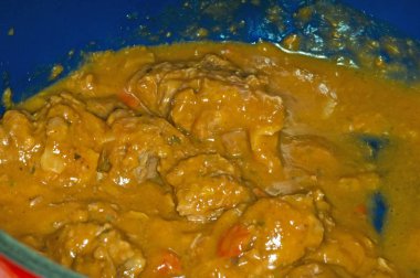 Mavi kapta Dana gulaş yakın çekim 