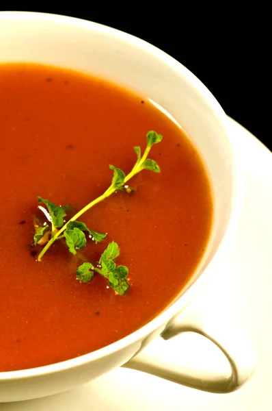 白いボールのトマトスープ — ストック写真