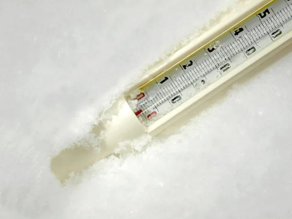 Παλιά Θερμόμετρο Στο Λευκό Χιόνι Γκρο Πλαν — Φωτογραφία Αρχείου