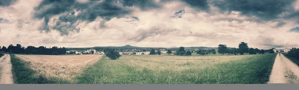 Vista Panorâmica Sobre Verde Com Nuvens Escuras Look Vintage — Fotografia de Stock