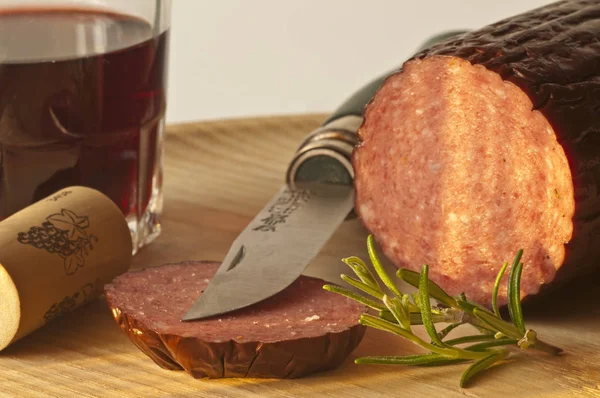 Primo Piano Deliziosa Carne Salame Tavola Legno Con Coltello — Foto Stock