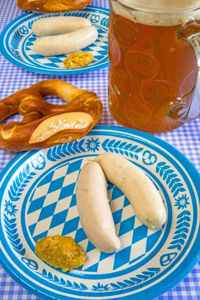 慕尼黑啤酒节上的小牛肉香肠菜 — 图库照片