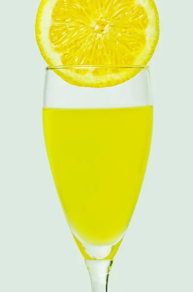 Vaso Con Jugo Rodaja Limón Aislado Sobre Fondo Blanco Primer — Foto de Stock