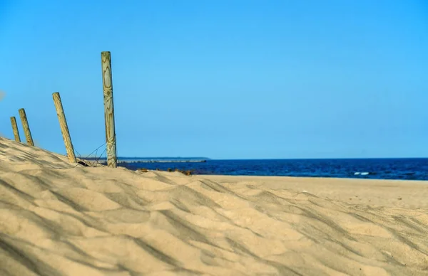 Areia Praia Mar Báltico Com Fundo Azul Céu — Fotografia de Stock