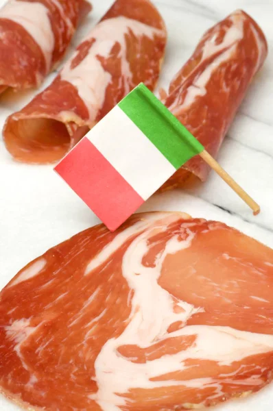 Fette Gustoso Prosciutto Tradizionale Con Bandiera Italiana Superficie Marmorea Primo — Foto Stock