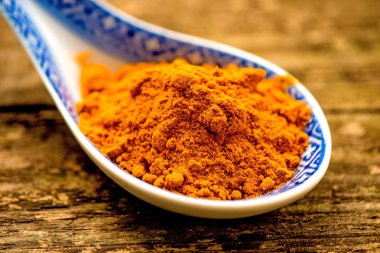 egzotik ham zerdeçal kökü tozu kaşık üzerinde yakın çekim