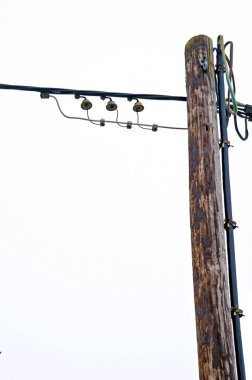 Beyaz arka plan üzerinde eski telefon direği 