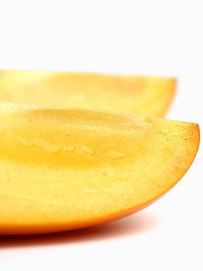 Beyaz arka plan üzerinde izole tatlı Trabzon hurması meyve yakın çekim 