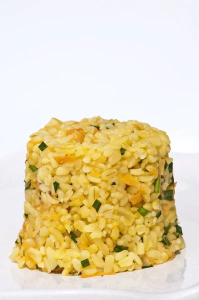 Detail Arabský Tradiční Pšenice Bulgur Zeleninou Bílém Pozadí Vegetariánské Jídlo — Stock fotografie