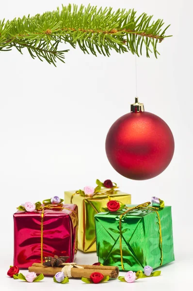 Närbild Foto Christmas Presentaskar Med Röd Jul Boll Bakgrunden — Stockfoto