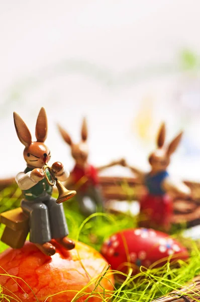 Декоративные Фигурки Пасхальных Кроликов Яйцами Траве Корзине — стоковое фото