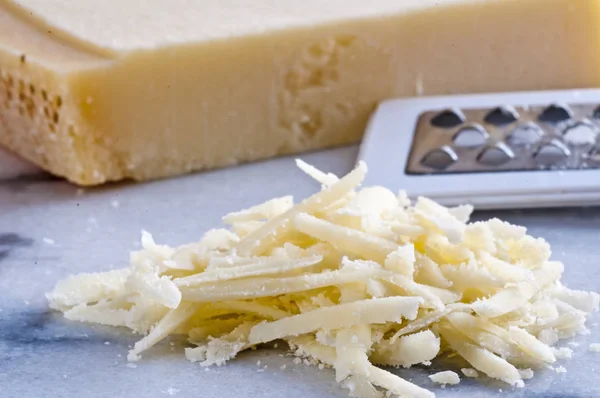 Gros Plan Savoureux Fromage Parmesan Râpé — Photo