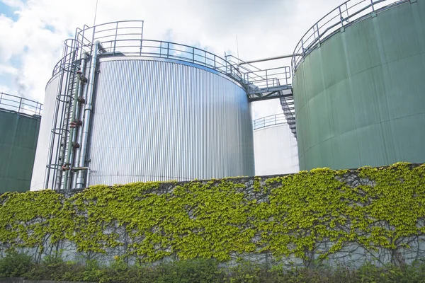 Enormes Tanques Refinaria Fundo Céu Azul — Fotografia de Stock