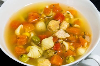 Beyaz bir kase tavuk çorbası