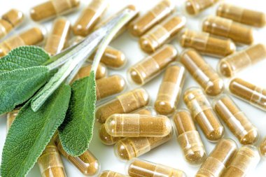 adaçayı yaprakları ve açık renkli, bitkisel hapları yakın çekim   