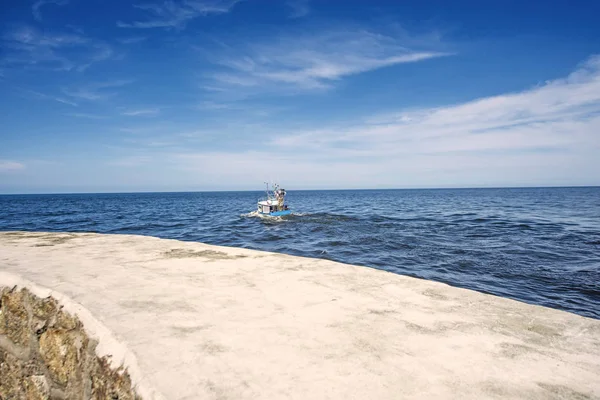 青い空を背景に バルト海の砂浜ビーチ — ストック写真