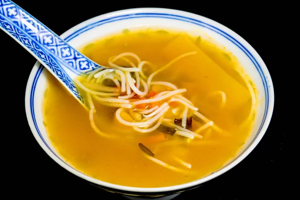 Sopa Fideos Pollo Asiático Con Cuchara Cerámica — Foto de Stock