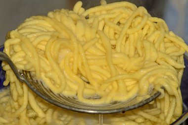 ev yapımı lezzetli İtalyan makarna ile yakın çekim 