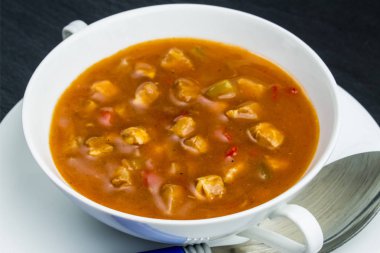 Gulaş çorbası beyaz kase