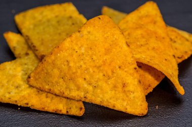 Siyah arka plan üzerine tortilla cips