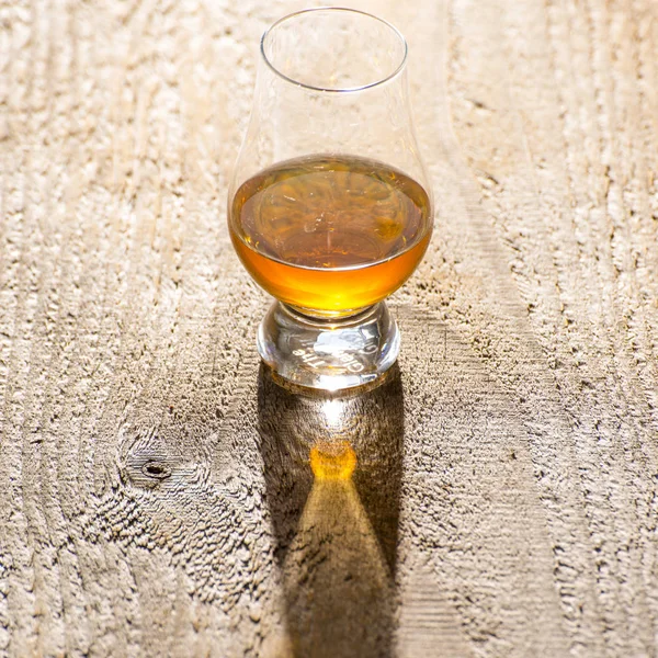 Glas Whisky Met Schaduw Van Zon Houten Tafel — Stockfoto