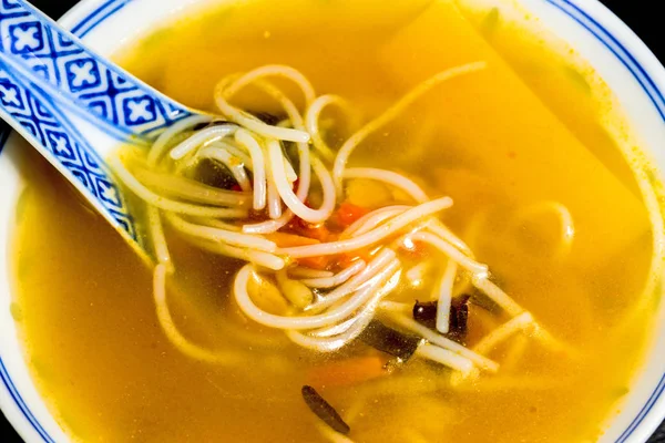 Sopa Fideos Pollo Asiático Con Cuchara Cerámica — Foto de Stock