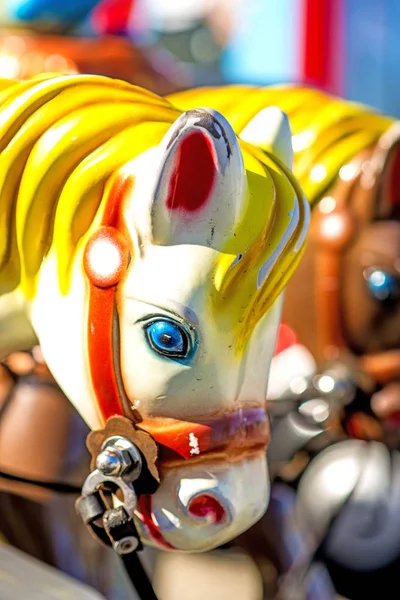 Nahaufnahme Von Bunten Spielzeugpferden Des Karussells Zum Feiern — Stockfoto