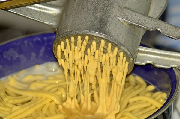 Close Homemade Dough Noodles Machine — Stock Photo, Image