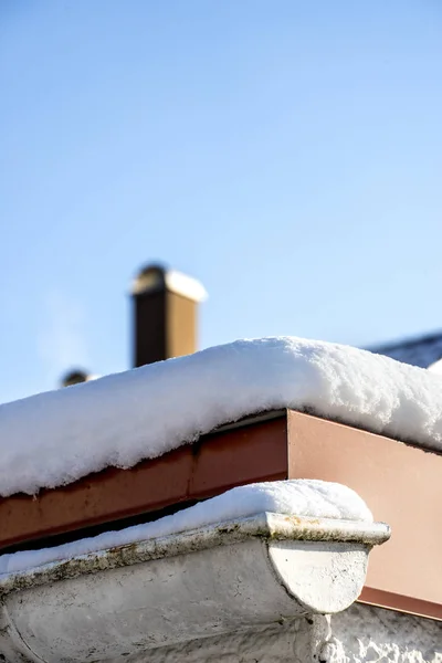 縦樋の雪カバー — ストック写真