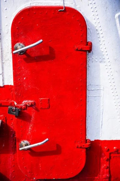 Stängd Dörr Röda Och Vita Bogserbåt — Stockfoto