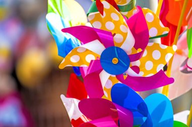 Close-Up renkli rüzgar tekerlekleri çocuklar için