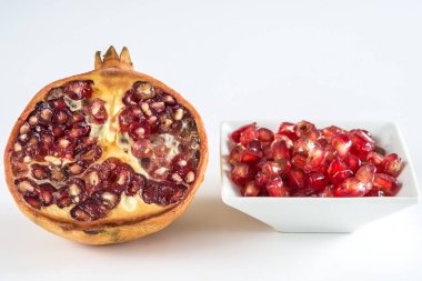 nar taneleri ve yarım meyve