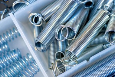 Çelik yığınları yaylar kutularında, yakın çekim 