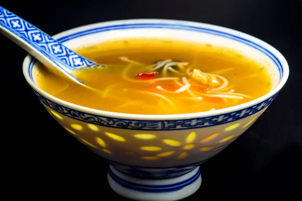 セラミック スプーンでアジアのチキン ヌードル スープ — ストック写真