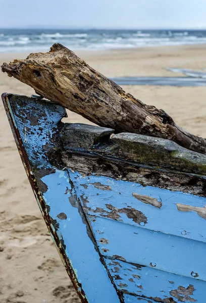 Лодка Wreck Пляже Крупным Планом — стоковое фото