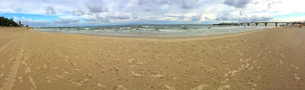 Kolobrzeg 灯塔海滩的全景视图 — 图库照片